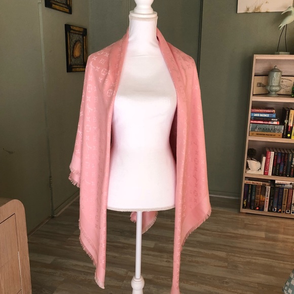 Louis Vuitton Wrap - Picture 3 of 5